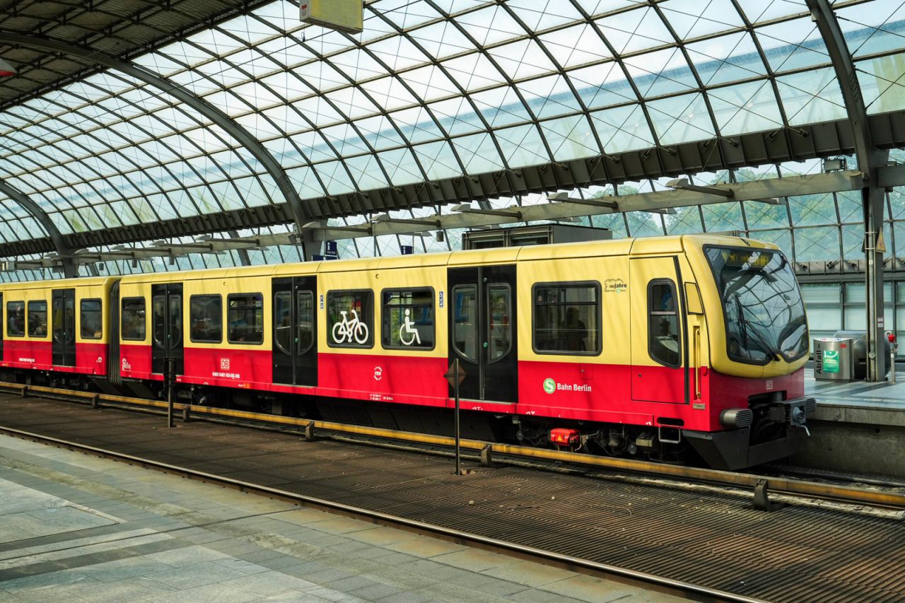 Berlin-Spandau - S-Bahn Berlin mit einem Zug der Baureihe ET 481