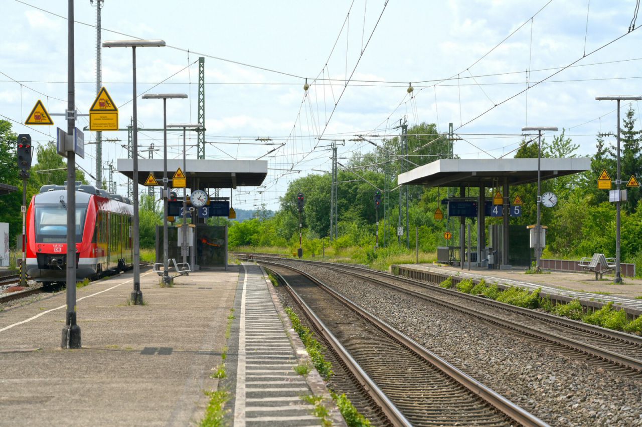 Blick auf die Bahnsteige des Bahnhofs Gunzenhausen vor dem barrierefreien Umbau