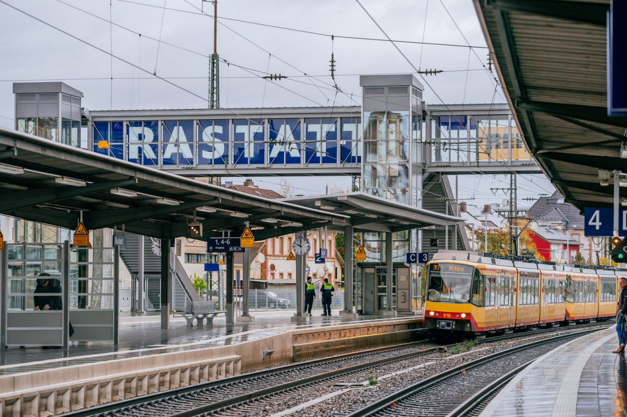 Stadtbahn im modernisierten Bahnhof Rastatt (2023)