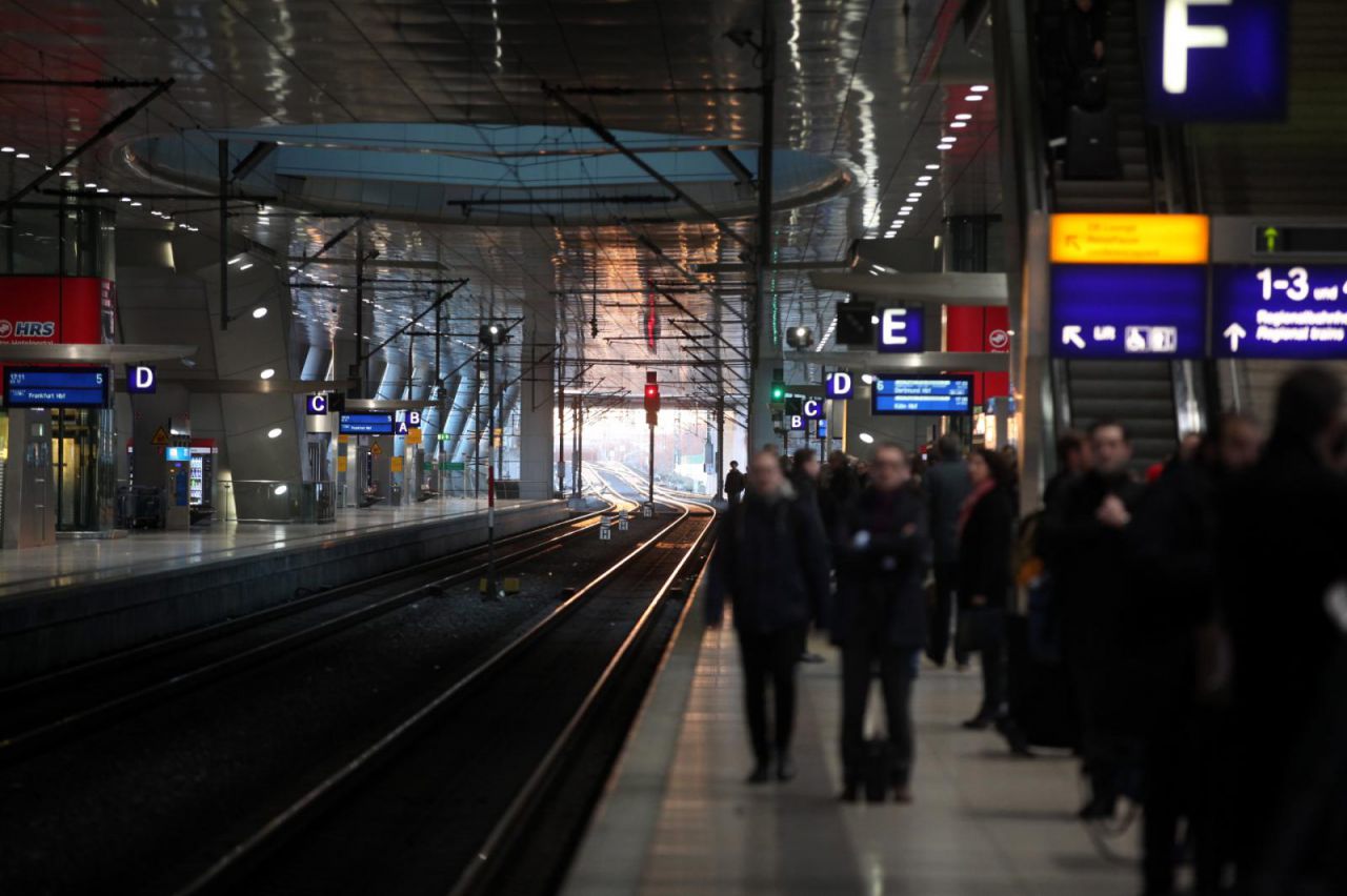 Reisende bei der Bahn