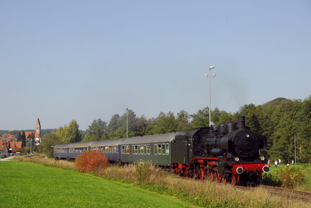 Historische Dampfeisenbahn auf der Staudenbahn bei Walkertshofen