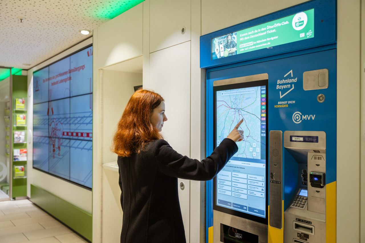 Fahrkartenautomat im S-Bahn Kundencenter in München