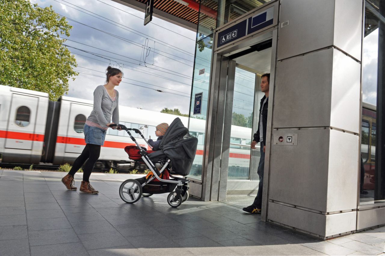 Mit dem Kinderwagen auf dem Bahnsteig