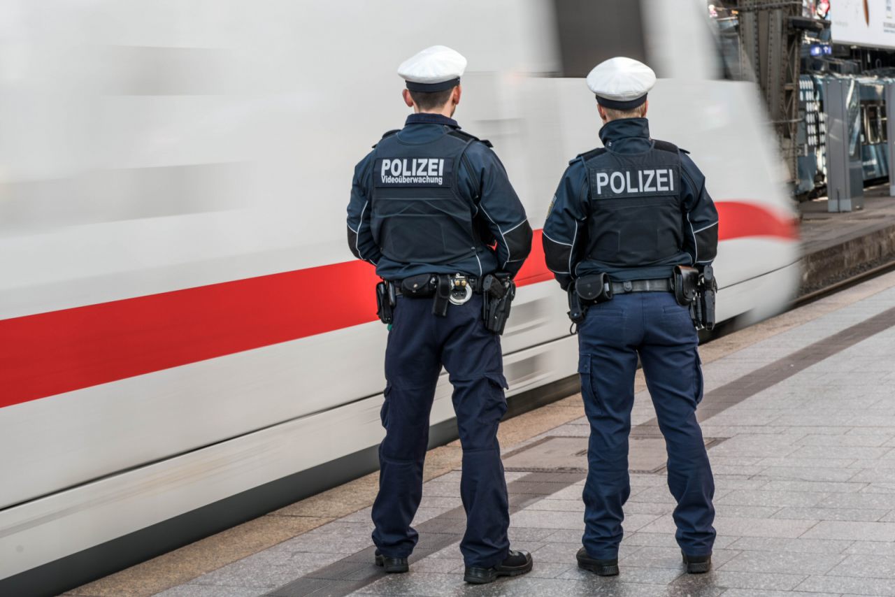 Bundespolizeistreife an einem einfahrenden ICE