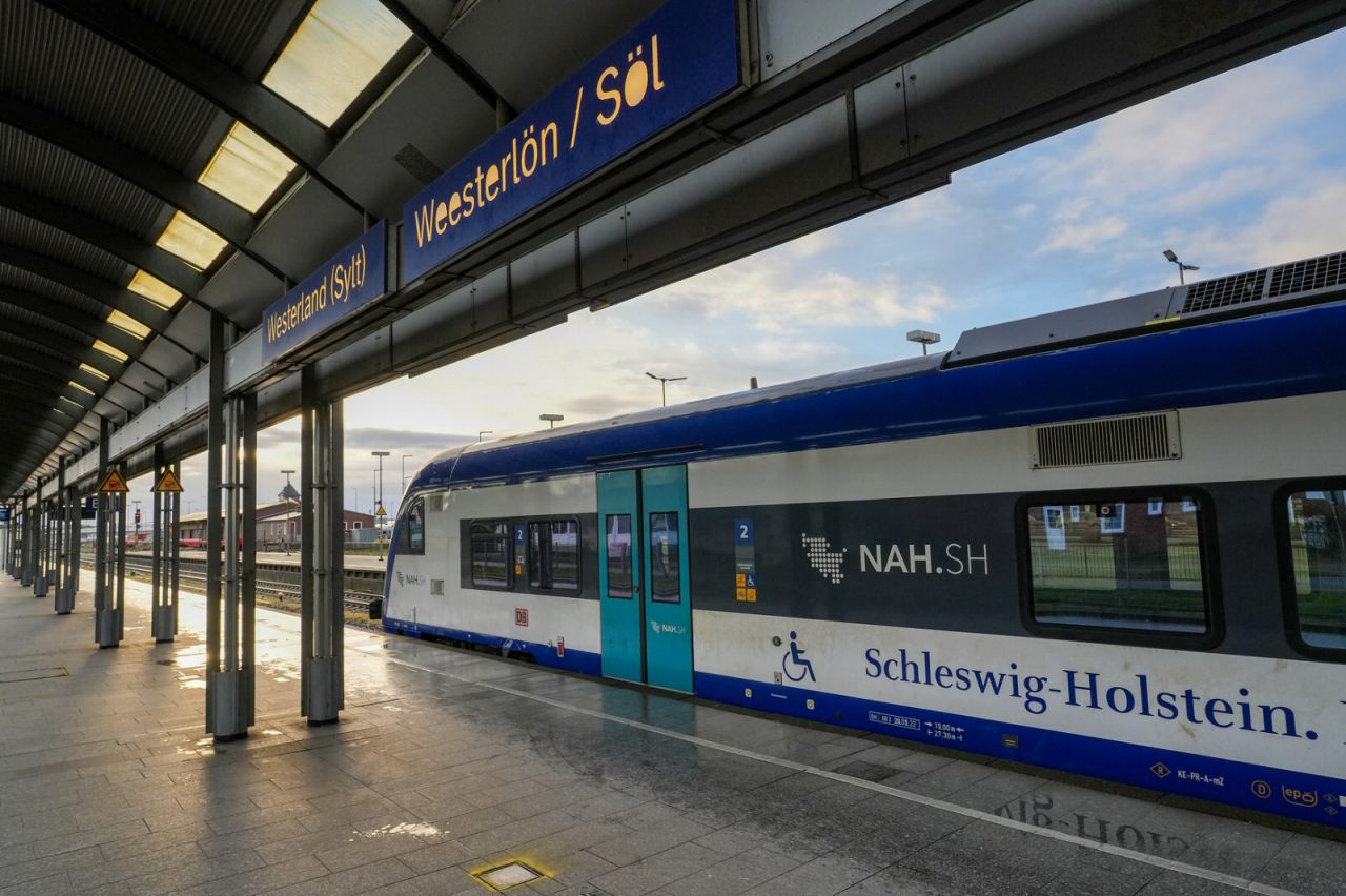 RE im Bahnhof Westerland (Sylt)