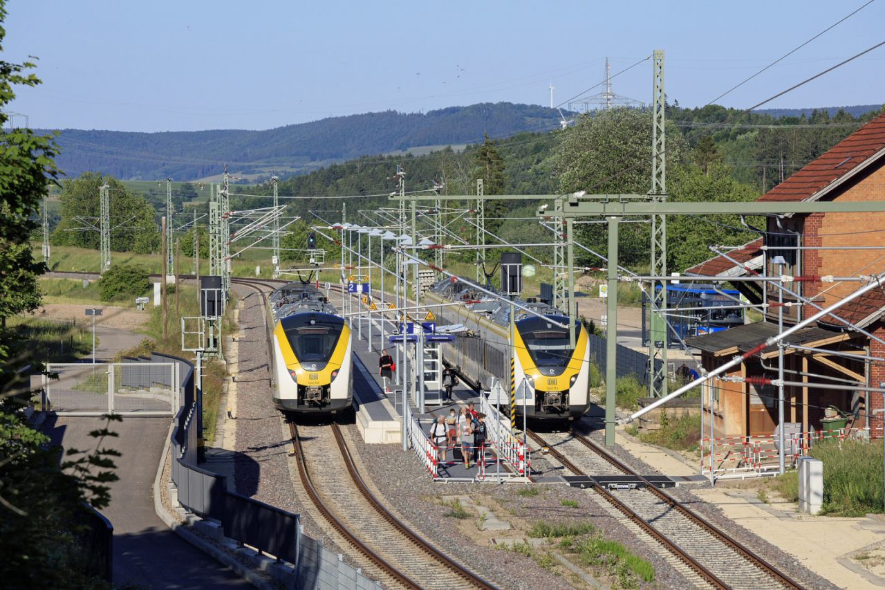 DB Regio mit Triebwagen der Baureihe ET 1440 - Zugbegegnung/Kreuzung im Bahnhof Döggingen an der Strecke Freiburg - Donaueschingen