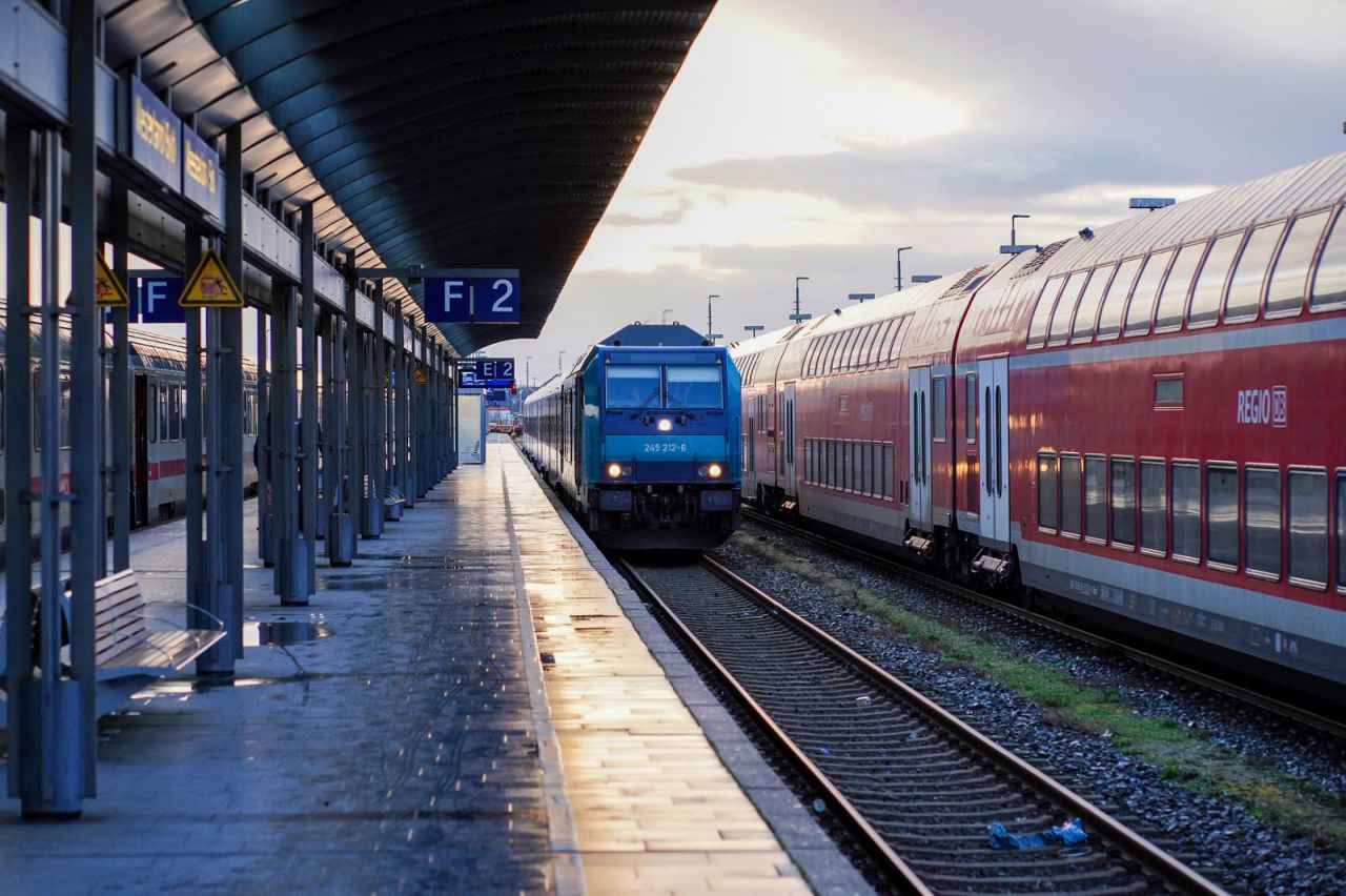 RE 6 mit Baureihe 245 der DB Regio bei der Einfahrt in Westerland (Sylt)