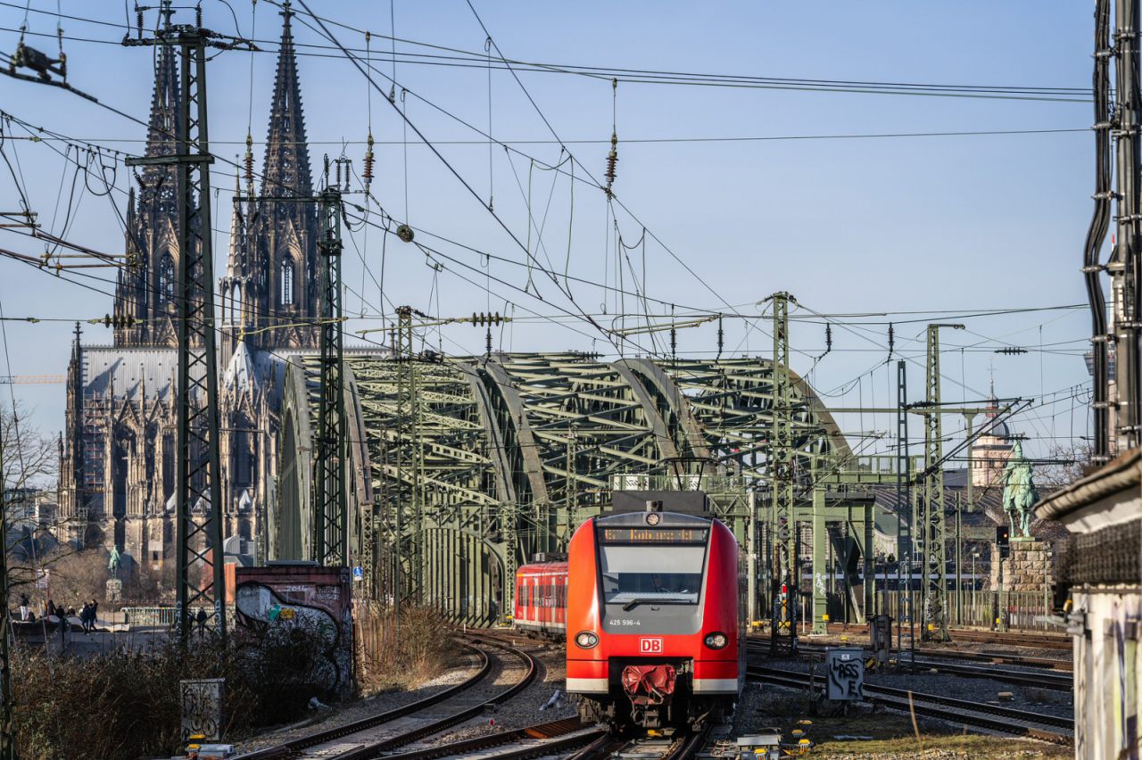 DB Regio mit Baureihe 425 als RE nach Koblenz