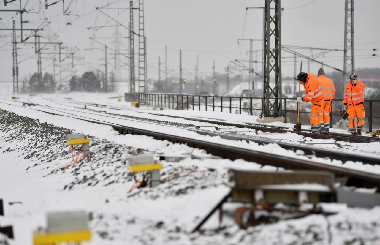 Vereiste Weichen in Halle (Saale) werden von Schnee und Eis befreit