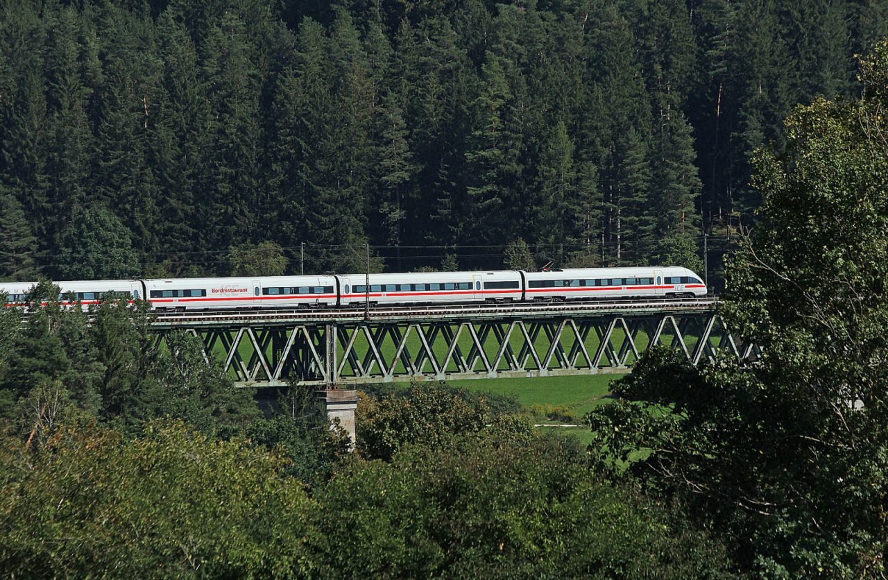 Über die Laber bei Deining im Verlauf der Strecke Nürnberg - Regensburg rollt ein ICE T Baureihe 411 des DB Fernverkehr