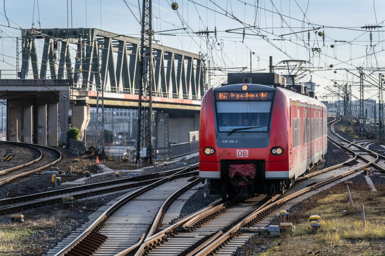 DB Regio mit Baureihe ET 425 als RB in Köln Deutz 