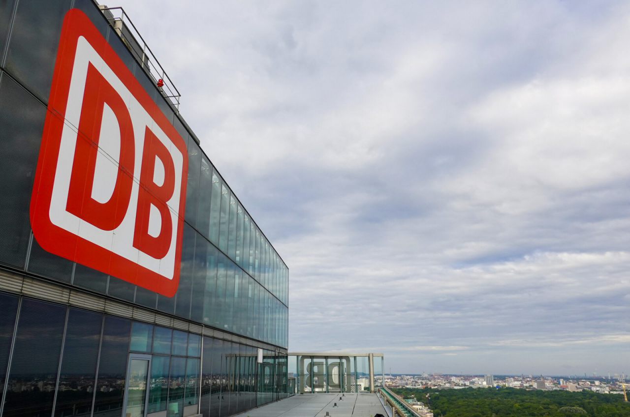 DB-Logo am Bahntower in Berlin