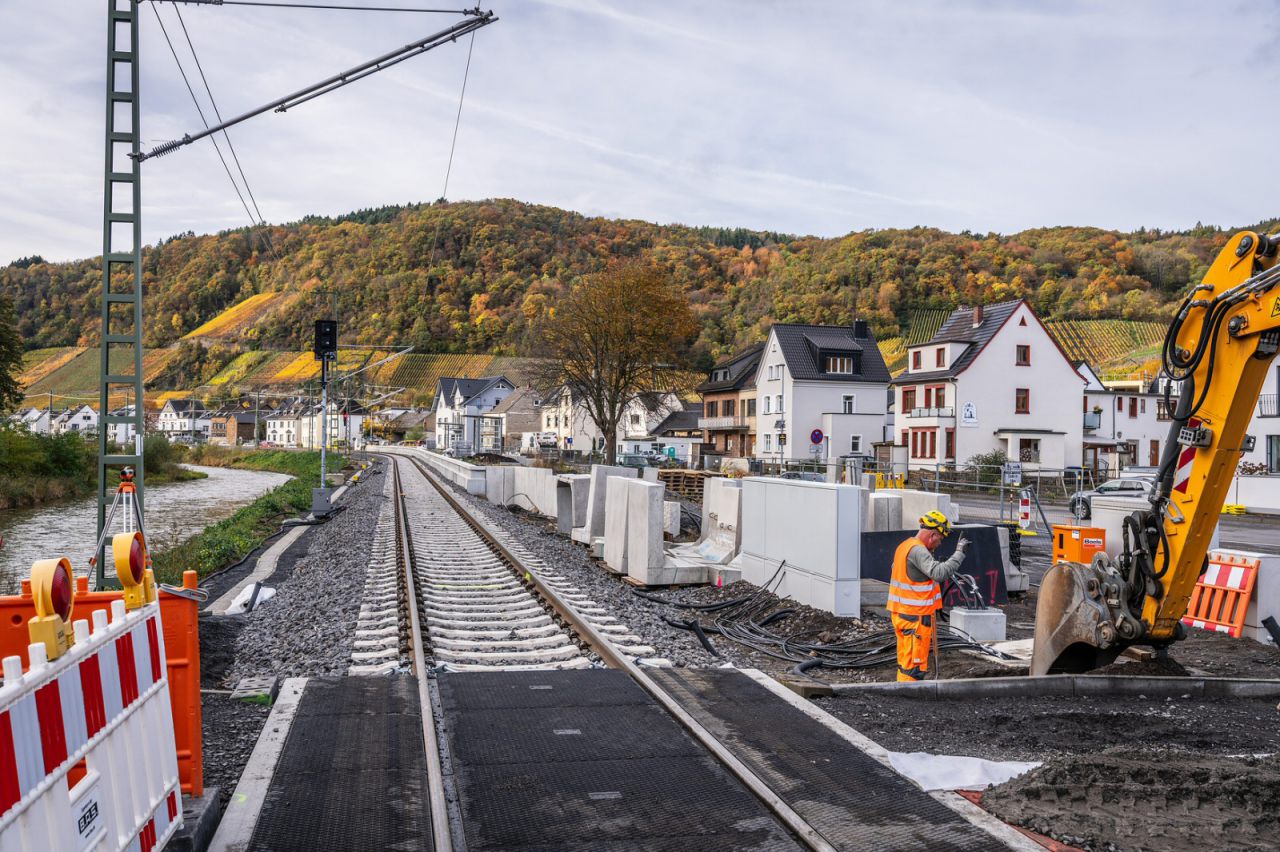 Wiederaufbau der Ahrtalbahn, hier Bauarbeiten in Dernau