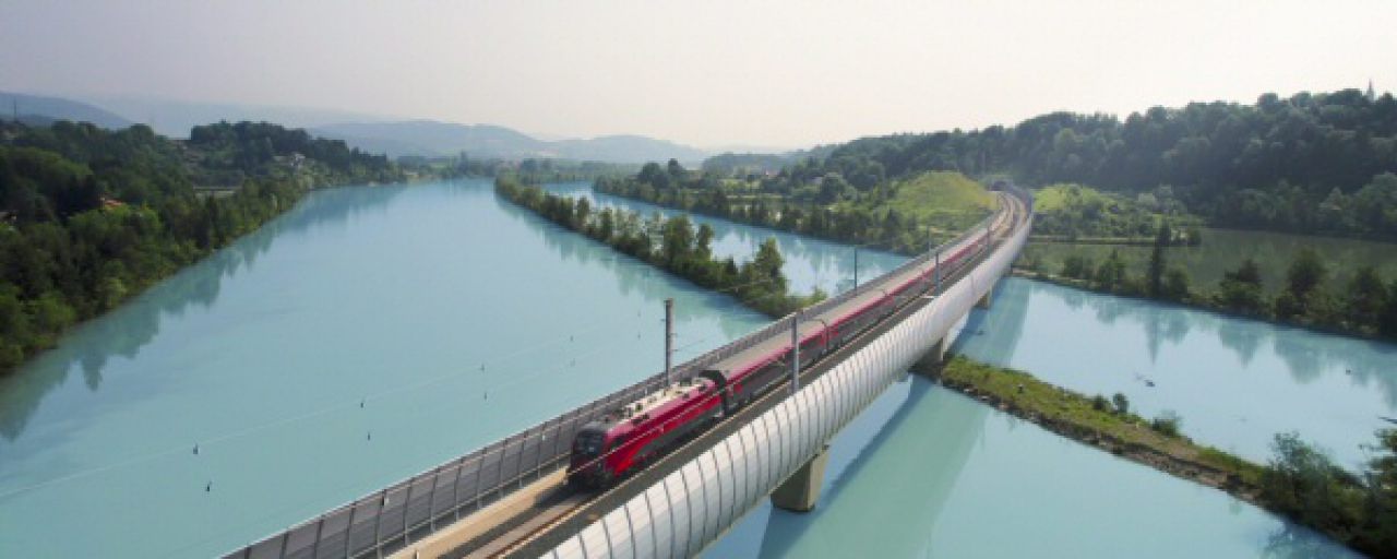 Railjet auf der Draubrücke vor der offiziellen Inbetriebnahme