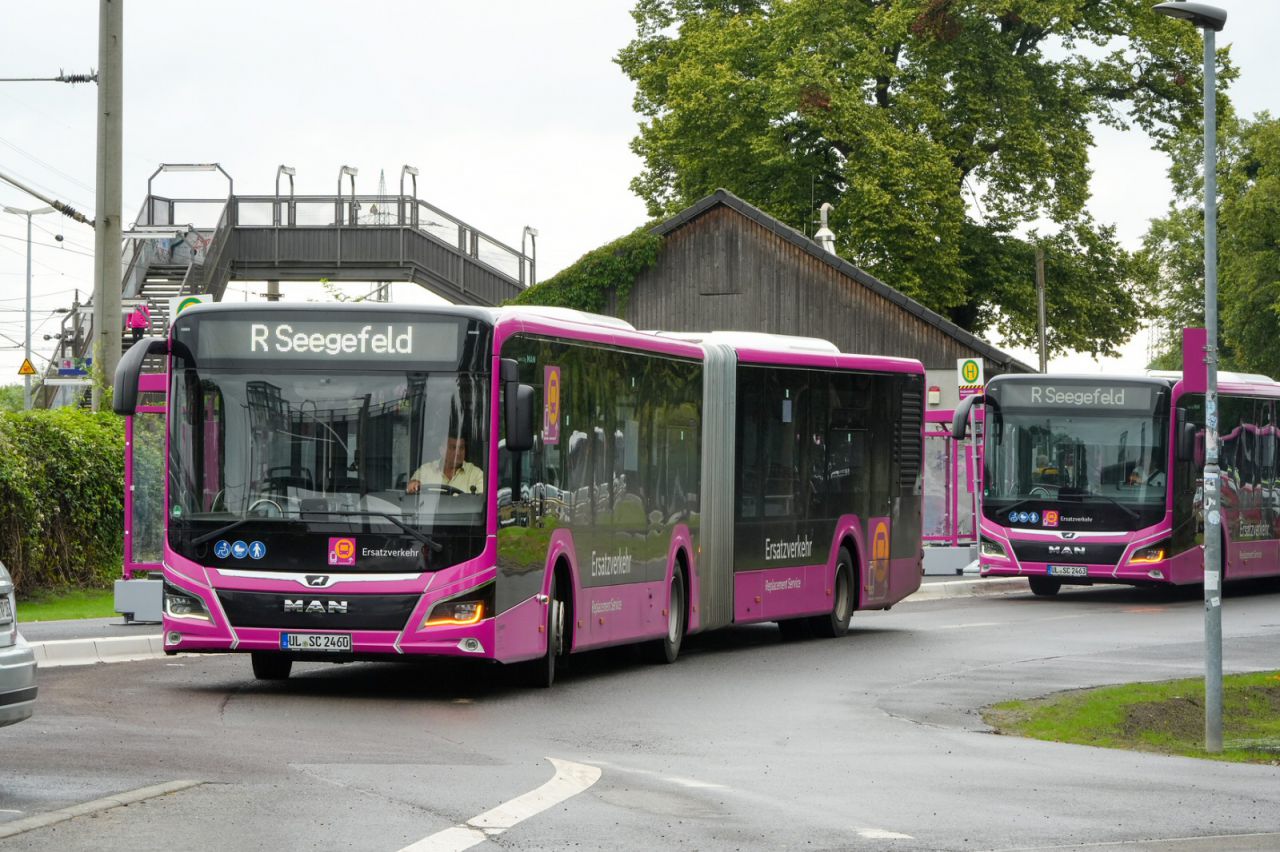 Bus des DB InfraGO Ersatzverkehr durch ecoVista während der Generalsanierung Hamburg-Berlin im brandenburgischen Wustermark