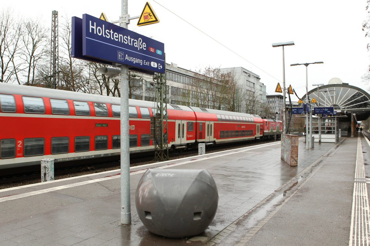 Ein Regionalzug der Deutschen Bahn fährt durch den S-Bahnhof Holstenstraße