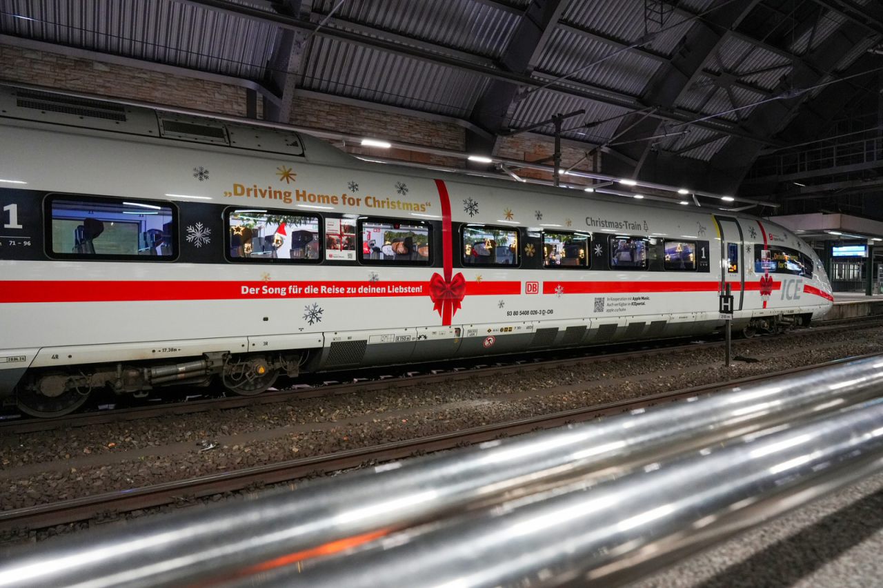 DB Fernverkehr mit einem gebrandeten Christmas-Train
