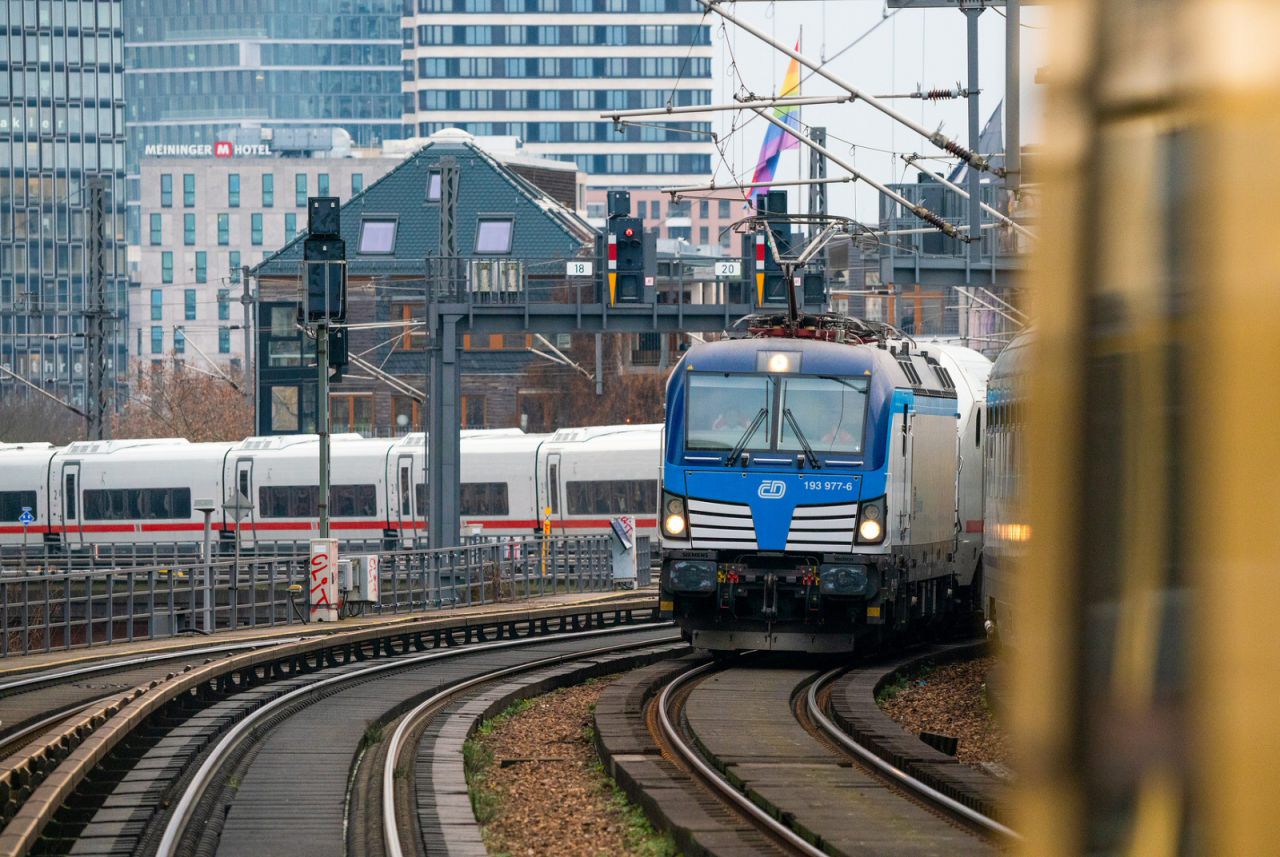 DB Fernverkehr mit einem ICE L und Baureihe 193