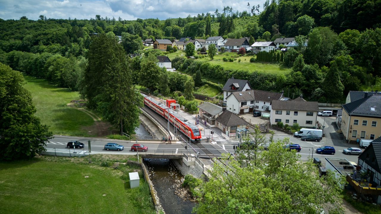 Regionalbahn (BR 620) im Bahnhof Urft
