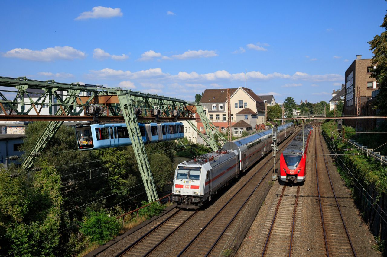IC 2 (Baureihe 146) von DB Fernverkehr und S-Bahn (Baureihe ET 1440) von DB Regio NRW begegnen Schwebebahn in Wuppertal