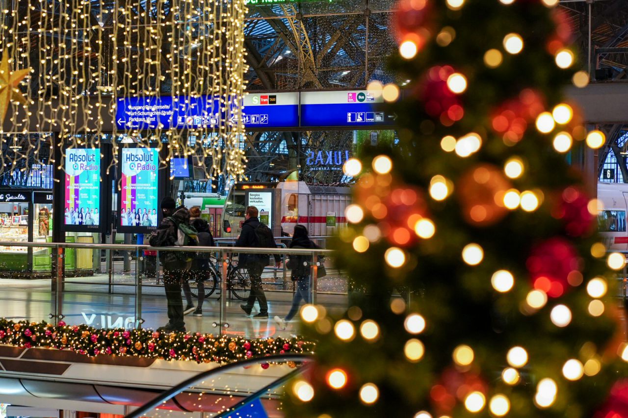 Weihnachtlich geschmückter Hauptbahnhof in Leipzig