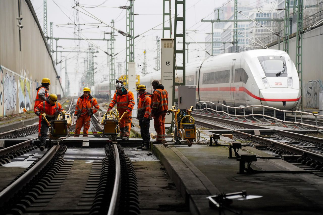 Im Berliner Hbf tief (Nord-Süd-Tunnel Fernbahn) werden zusätzliche Weichen und Signale eingebaut