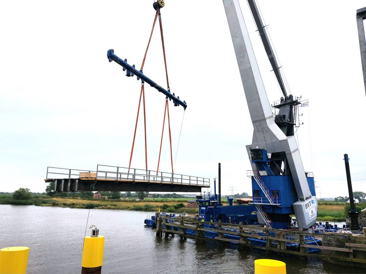 Neue Hunte-Hilfsbrücke wird mit Schwimmkran eingehoben