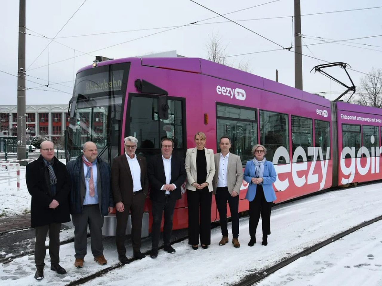 Mit eezy.nrw gebrandeten Fahrzeug der Rheinbahn