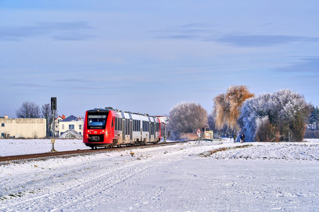 Ein Triebwagen der Baureihe VT 622 der DB Regio bei Flomersheim