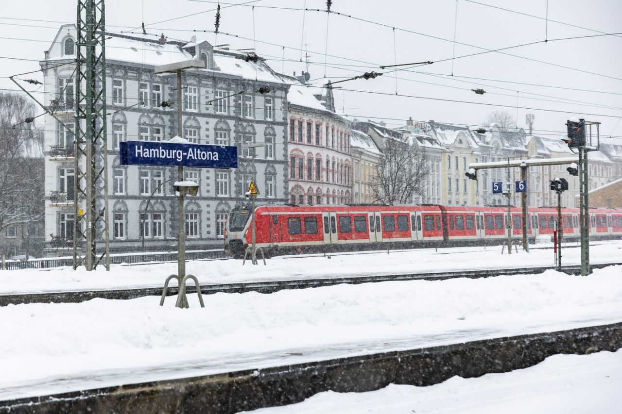 S-Bahn im winterlichen Hamburg