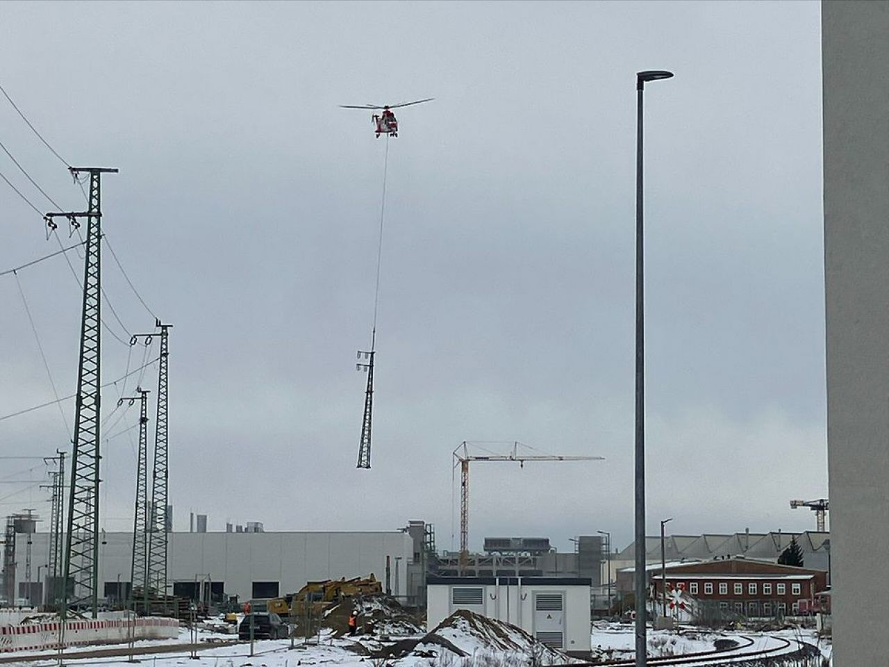 Helikopter mit Oberleitungsmast