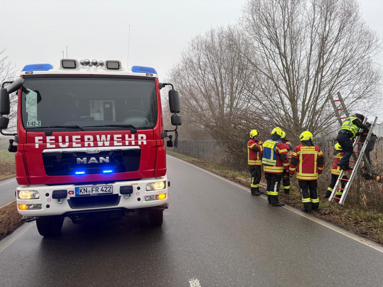 Die Feuerwehr schaffte sich mit der 4-teiligen Steckleiter Zugang über den Schutzzaun zum Bahndamm