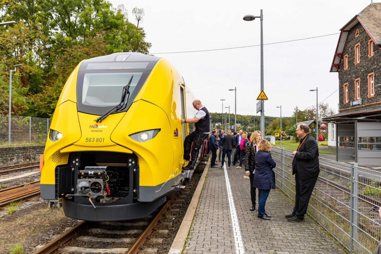 Der BEMU-Zug vom Typ Mireo Plus B auf einer Sonderfahrt am 22. September 2025 bei seinem Halt im Bahnhof Westerburg