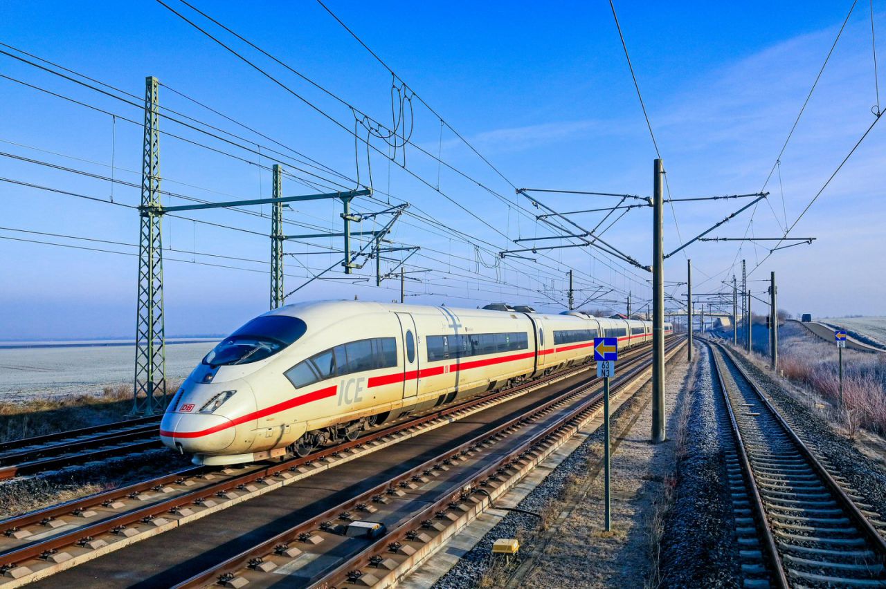 ICE 3 Baureihe 403 auf der Schnellfahrstrecke zwischen Halle/Leipzig und Erfurt unterwegs