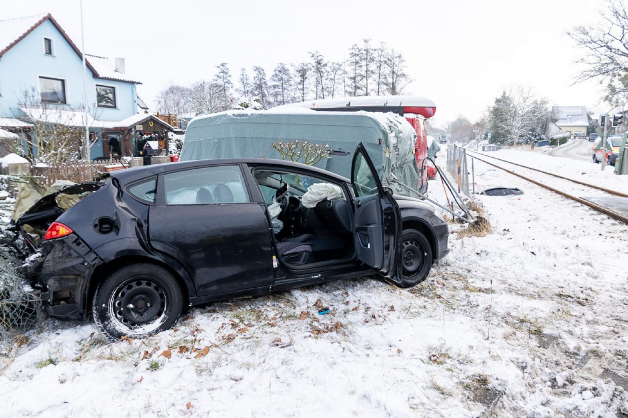 Bahnunfall - PKW gegen Zug in Eisbergen