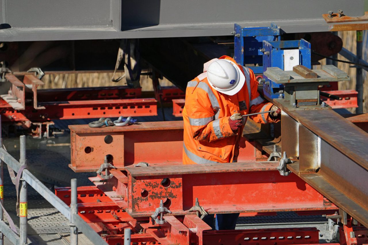 Brückenbauarbeiter im Einsatz