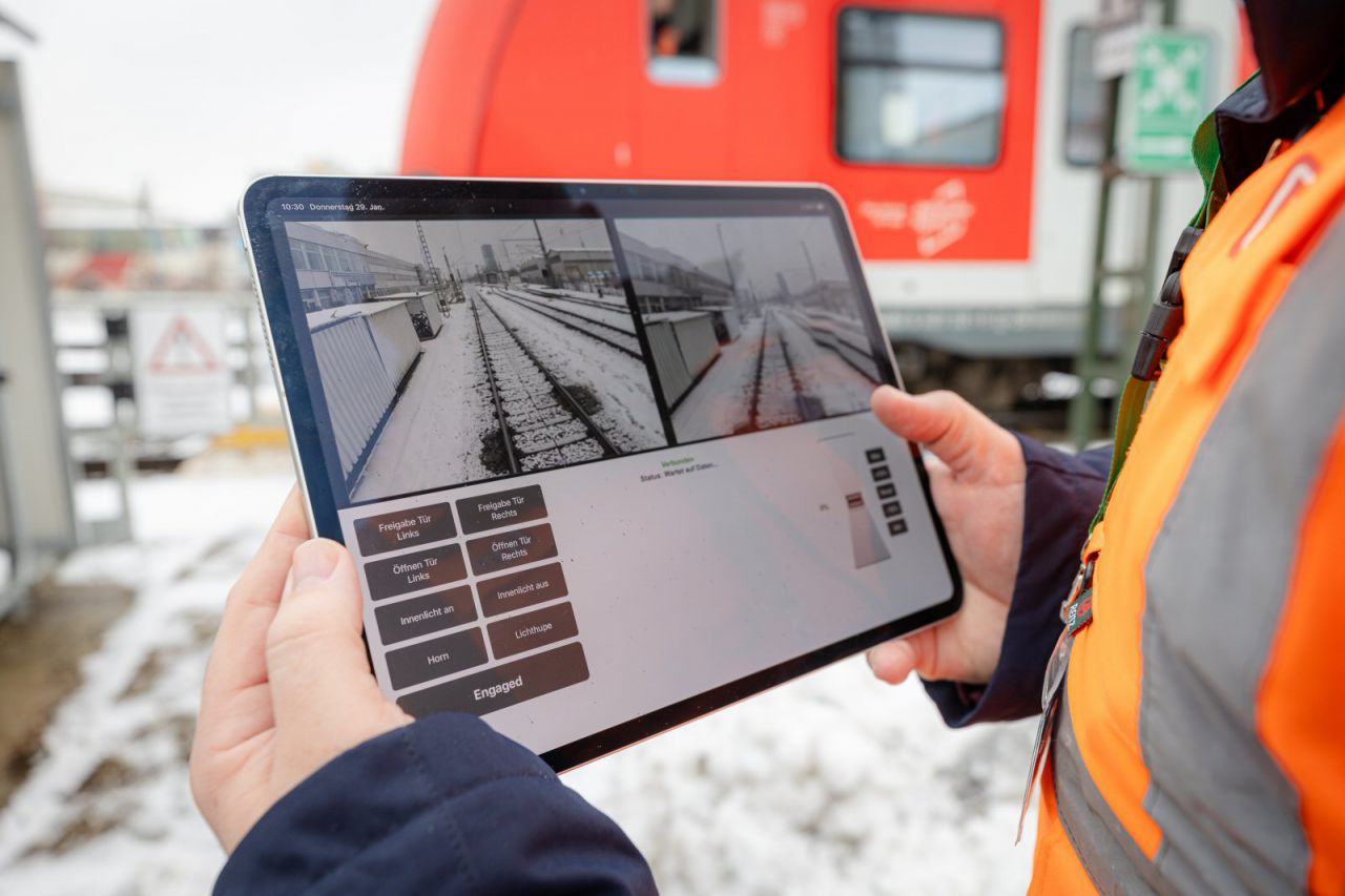 Auf dem Werksgelände in München-Steinhausen wird mit einem umgerüsteten Fahrzeug der Baureihe 423 das ferngesteuerte Rangieren getestet