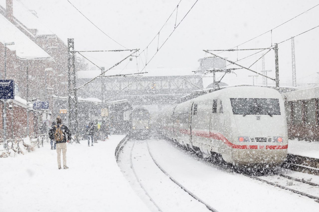 Die Bahn unterwegs im winterlichen Hamburg