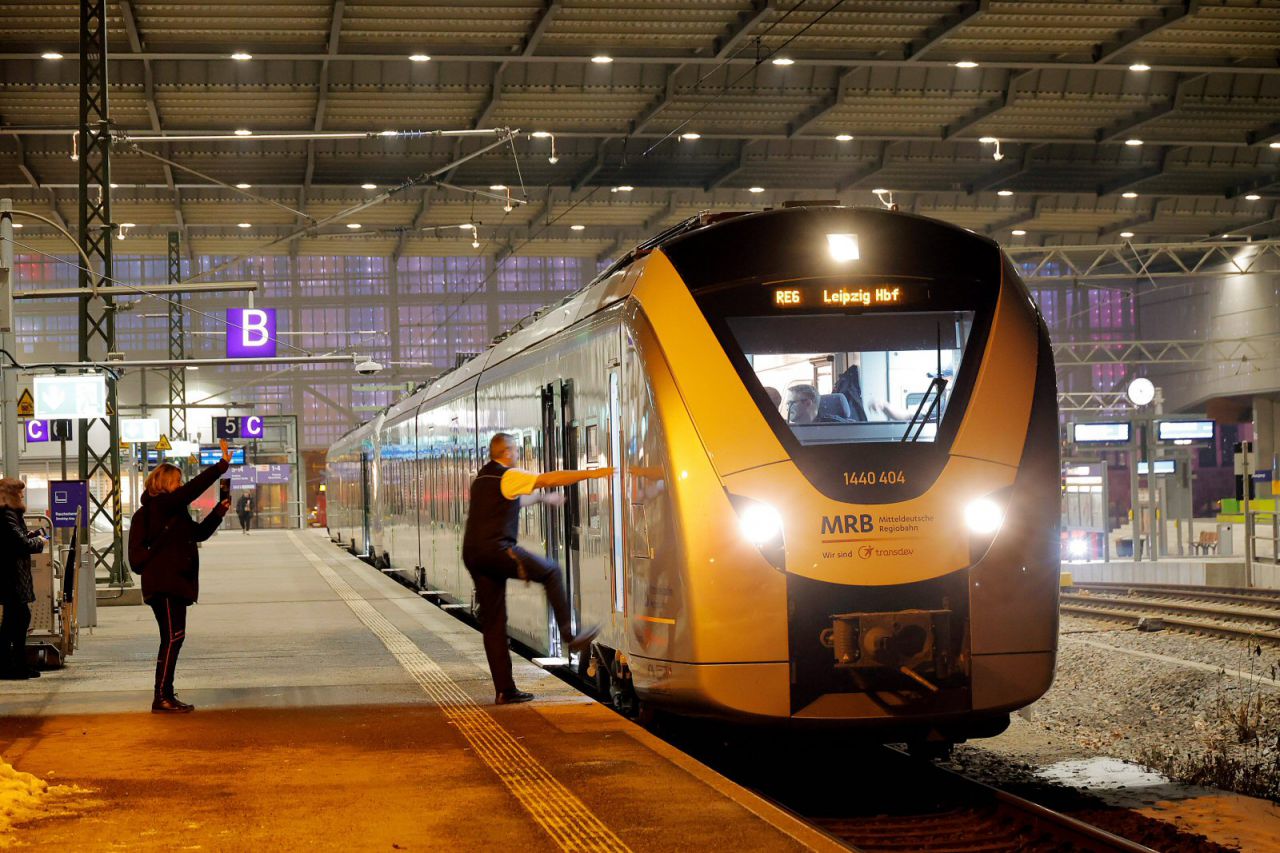 Am Montag startet im Chemnitzer Hauptbahnhof, Bahnsteige 5 6,um 5.31 Uhr erstmalig fahrplanmäßig ein Alstom Coradia BEMU in Richtung Leipzig