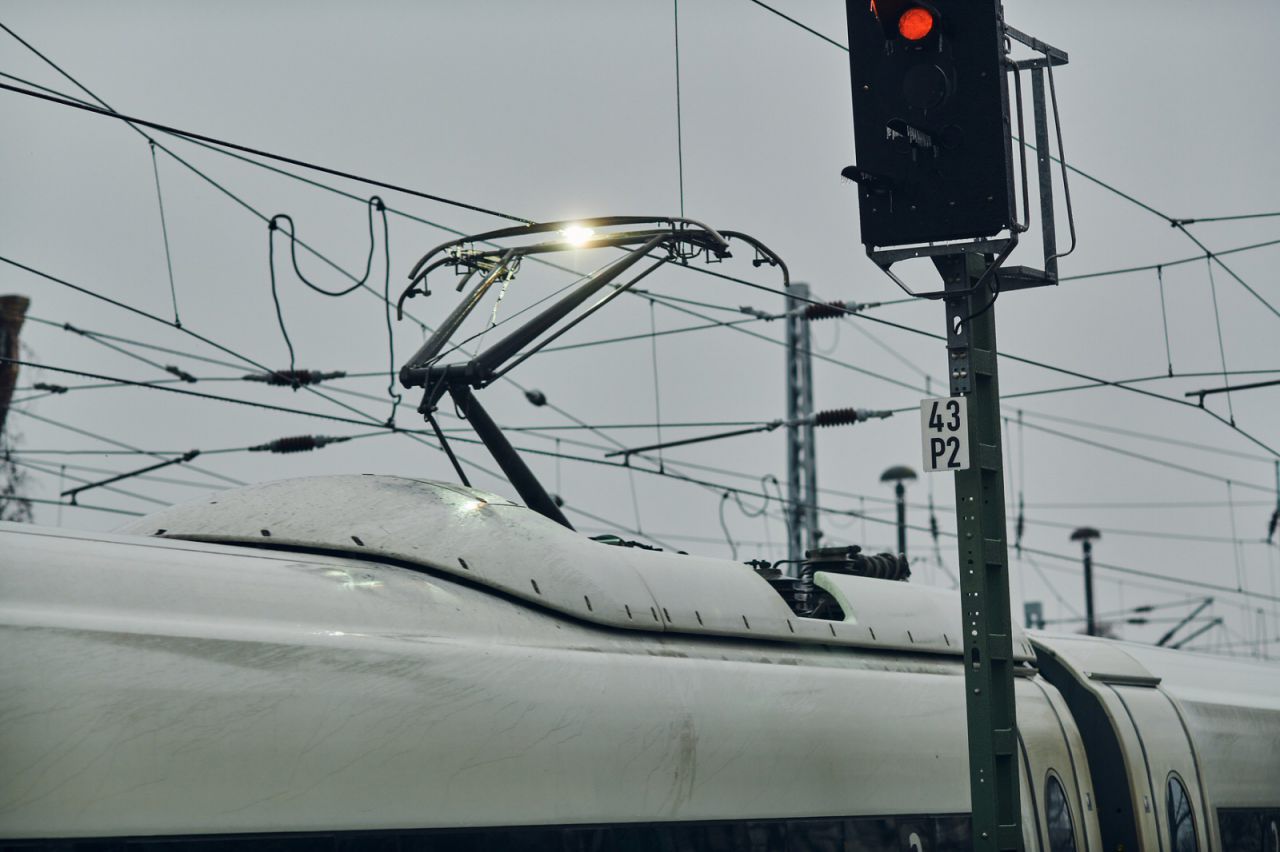 Lichtbogen an vereister Oberleitung