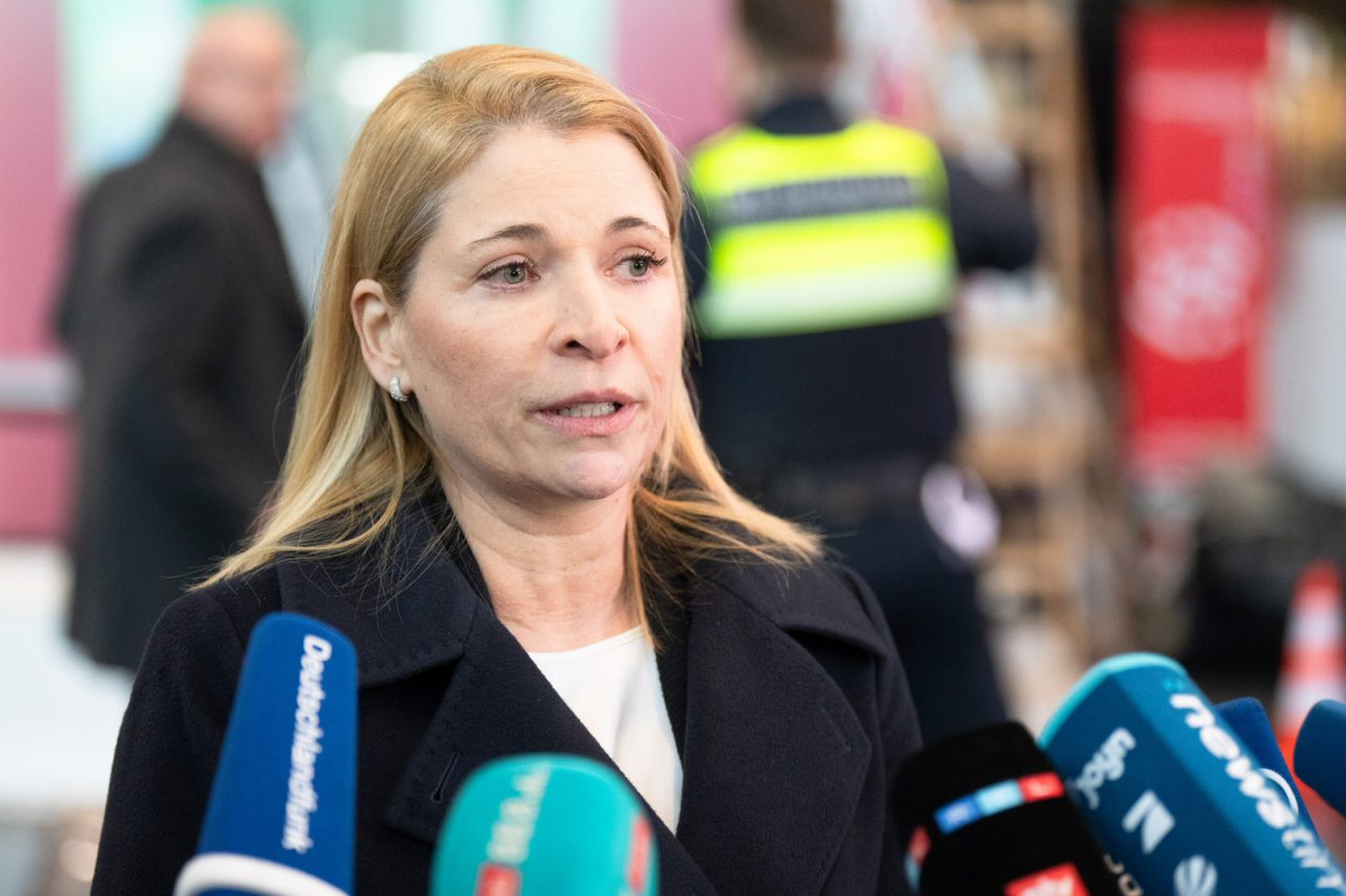 Presse-Statement mit DB CEO Evelyn Palla im Berliner Hbf