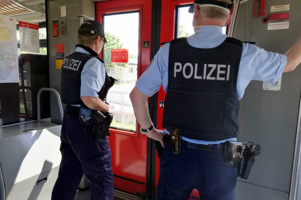Zwei Polizisten im Zug