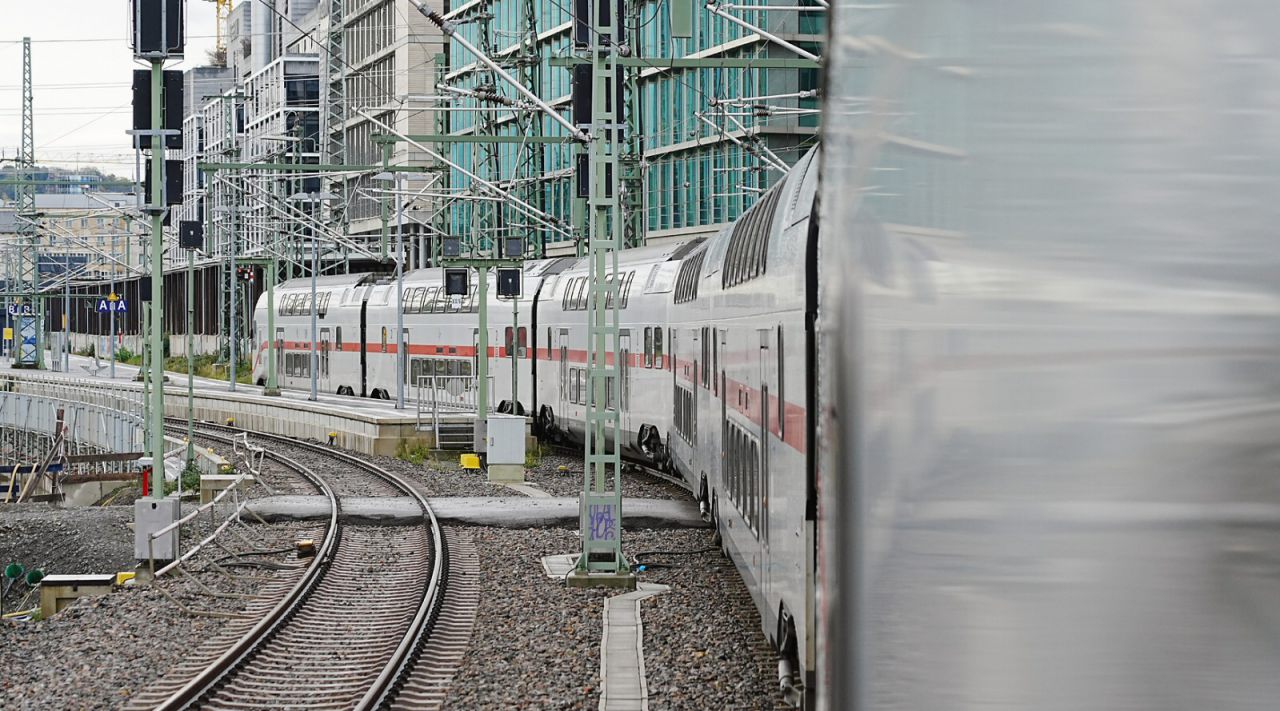 Intercity 2 bei Einfahrt in Stuttgart Hbf