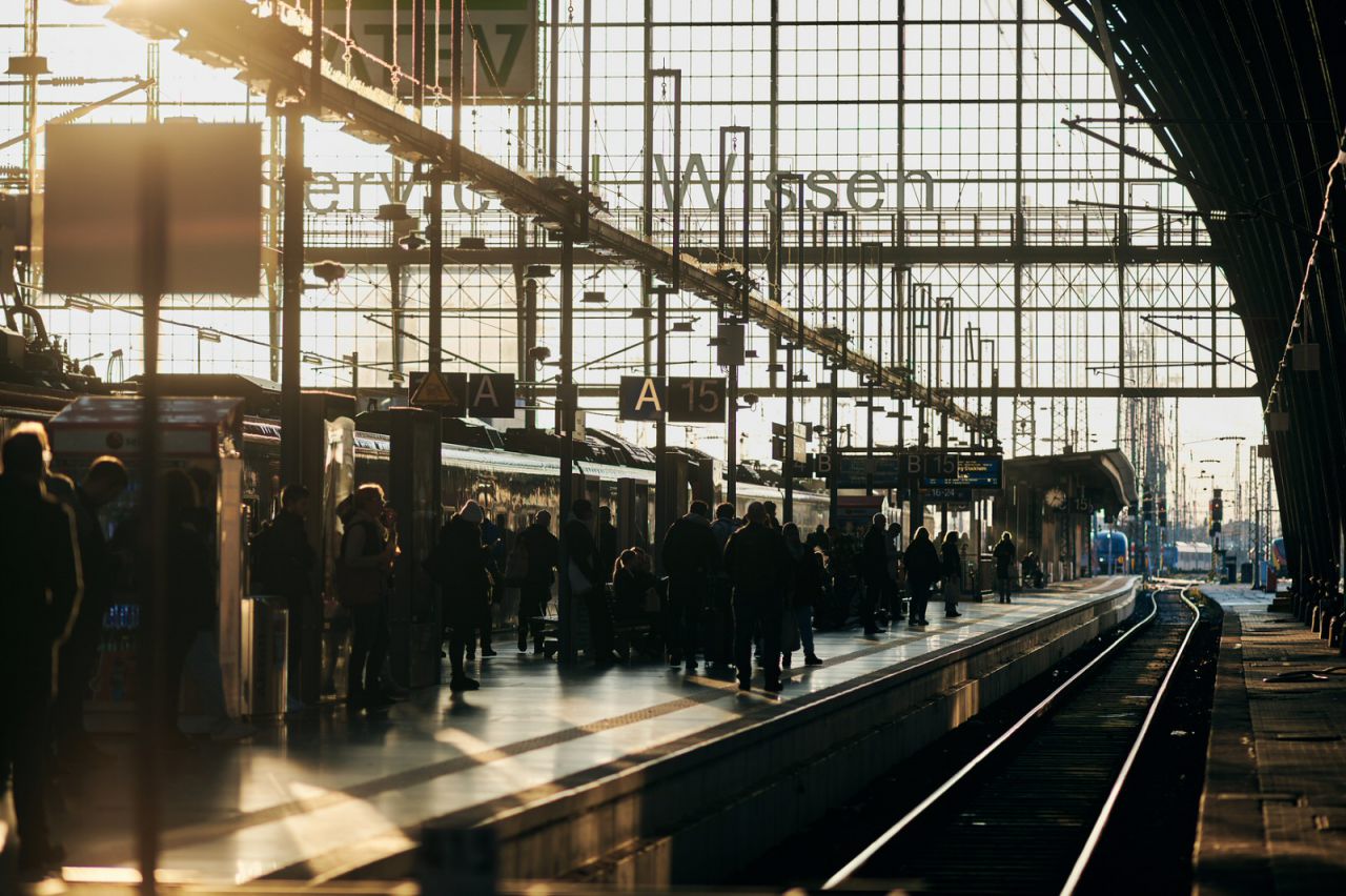 Reisende im Gegenlicht auf dem Bahnsteig im Hauptbahnhof Frankfurt am Main