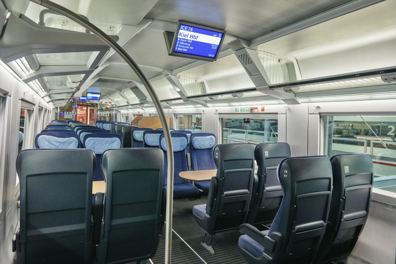 Großraum-Abteil im ICE 1
