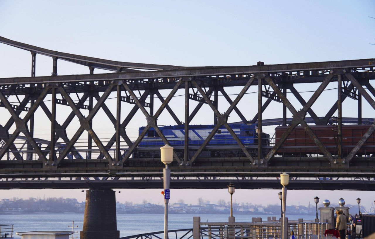 Güterzug in Dandong an der Grenze zwischen China und Nordkorea