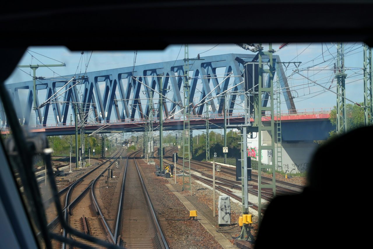 Unterwegs mit dem ICE 4 - Ausblick auf die Strecke bei Leipzig Messe