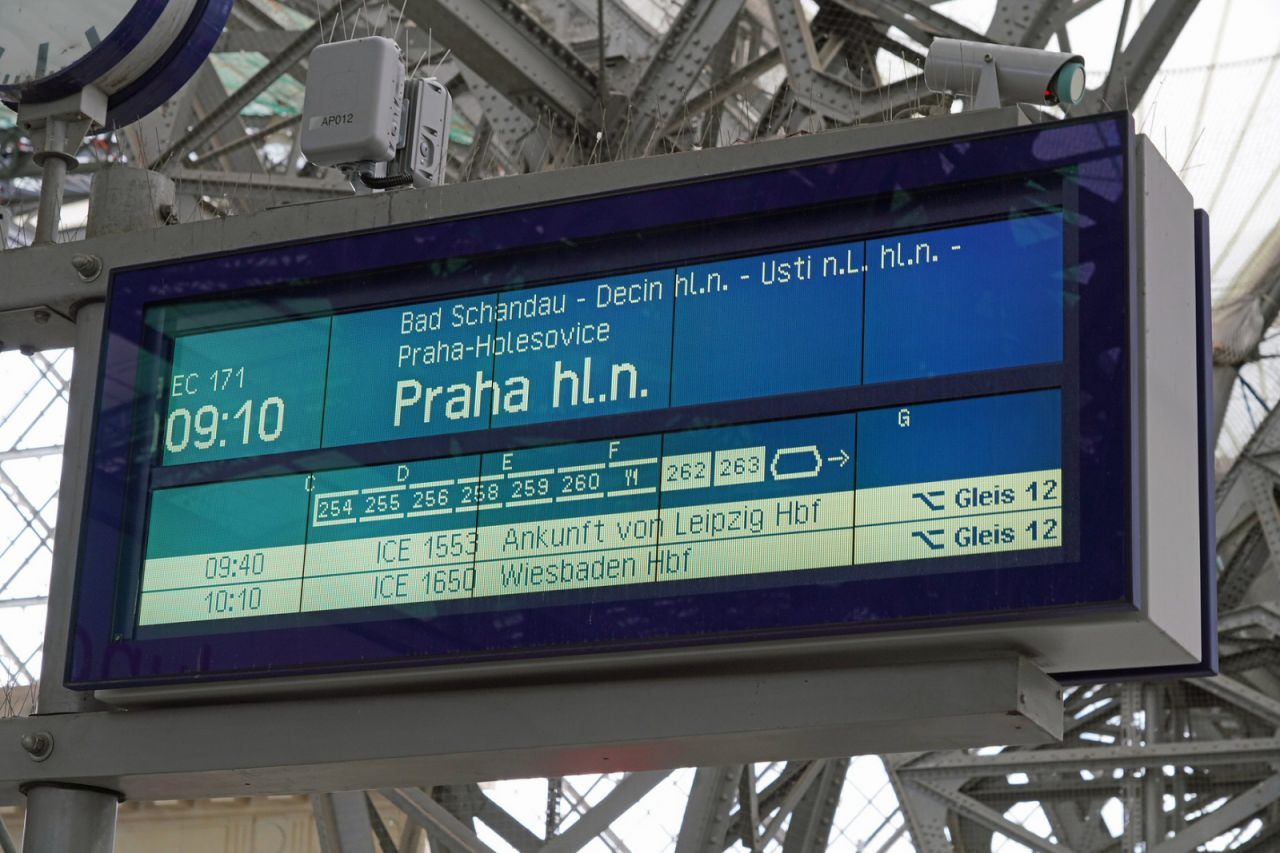 Zugzielanzeiger im Hauptbahnhof Dresden