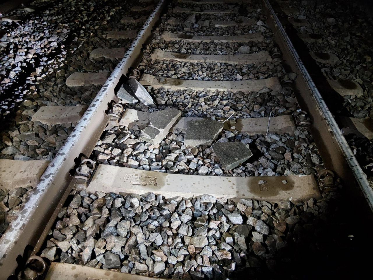 Betonplatte im Gleis