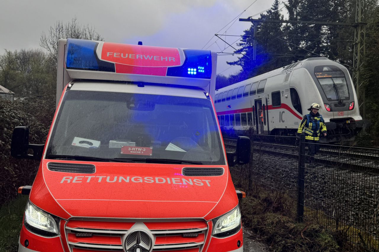 Unfall auf der Strecke Witten-Dortmund. Zug prallt gegen Baum